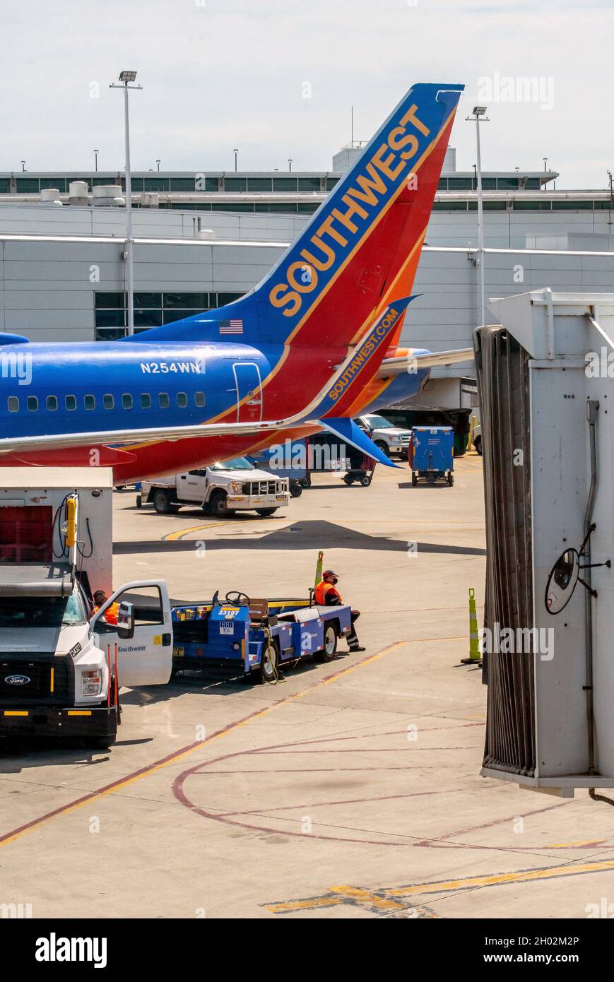 Denver aeroporto Colorado Stati Uniti d'America; 3 giugno 2021 Un gestore di bagagli attende un aereo in arrivo Foto Stock