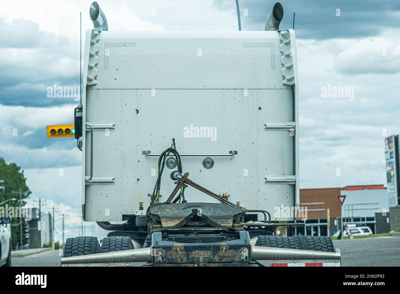 Cabina semirimorchio su strada nell'area industriale di Calgary Foto Stock