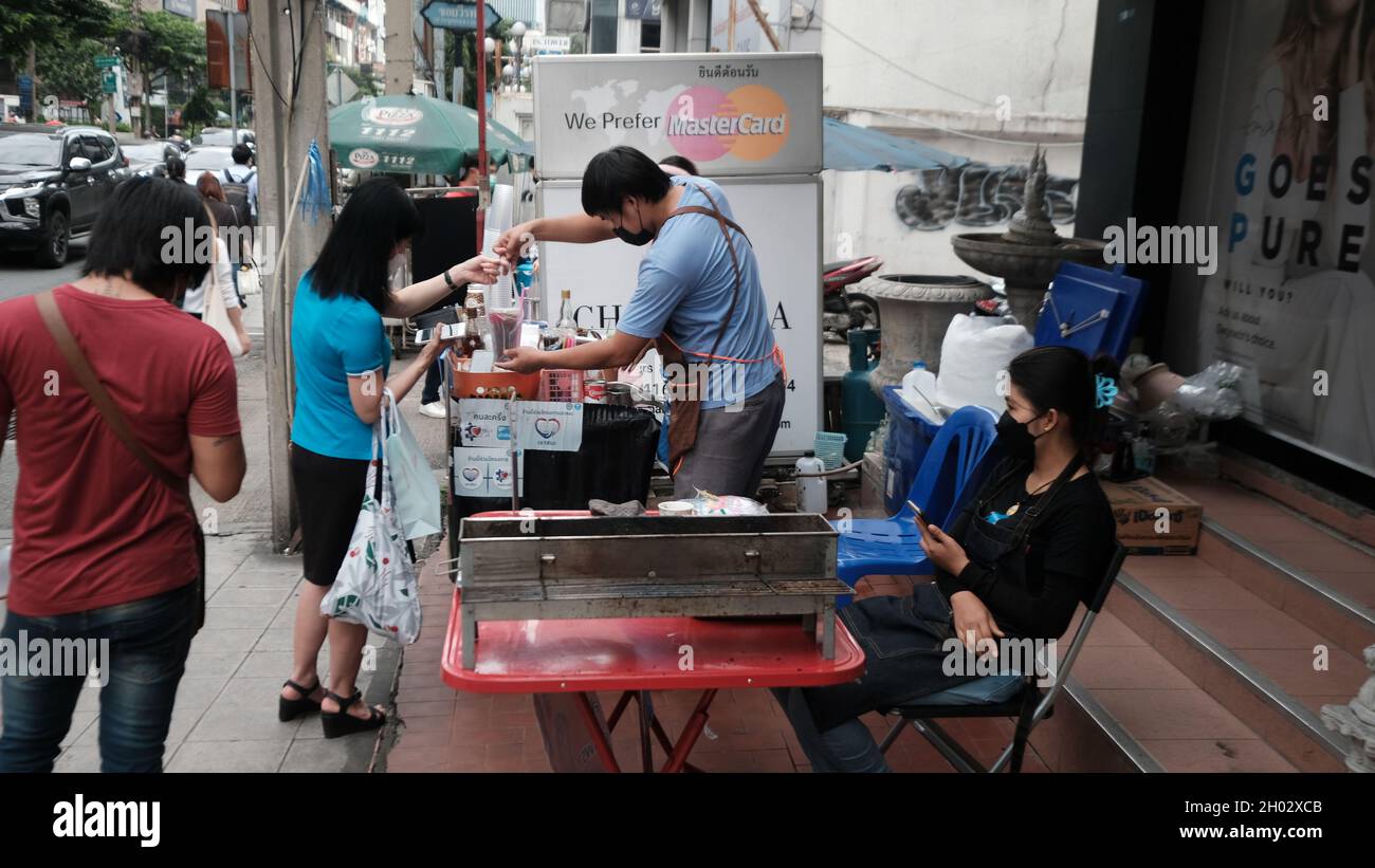 Money Changing Hands Street Food Asoke Road Sukhumvit Soi 21 Bangkok Thailandia Foto Stock