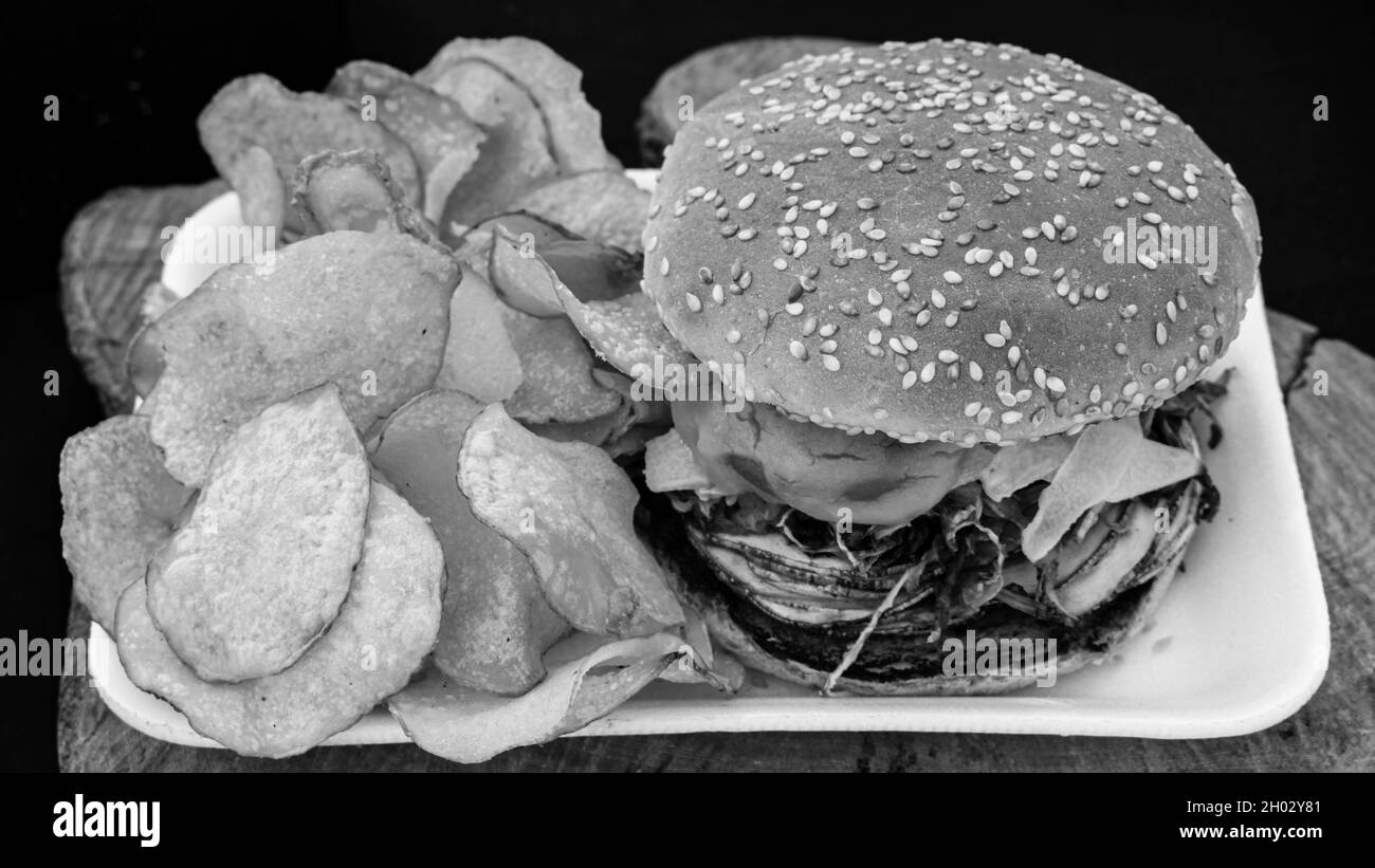 Primo piano di un vero hamburger con carne vegana Foto Stock