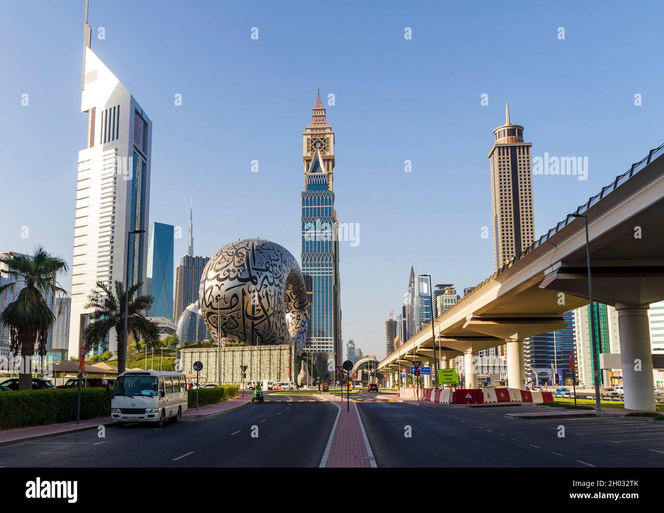 Dubai, Emirati Arabi Uniti - 10.04.2021 edifici moderni e famosi punti di riferimento lungo Sheikh Zayed Road Foto Stock Dubai, Emirati Arabi Uniti - 10.04.2021 edifici moderni e famosi punti di riferimento lungo Sheikh Zayed Road Foto Stock