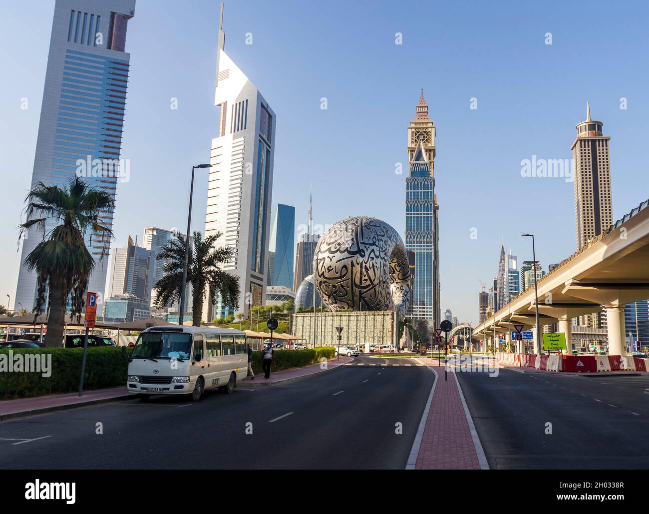 Dubai, Emirati Arabi Uniti - 10.04.2021 edifici moderni e famosi punti di riferimento lungo Sheikh Zayed Road Foto Stock Dubai, Emirati Arabi Uniti - 10.04.2021 edifici moderni e famosi punti di riferimento lungo Sheikh Zayed Road Foto Stock