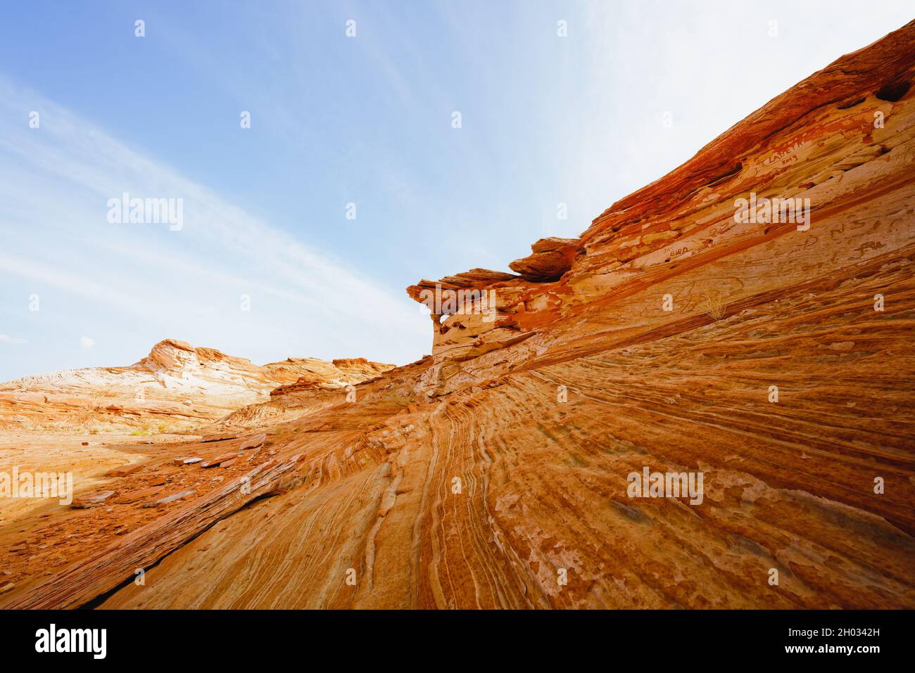 Formazione di arenaria ondulata rossa dell'area ricreativa nazionale di Glen Canyon, Page, Arizona. Sfondo blu cielo luminoso, spazio di copia Foto Stock