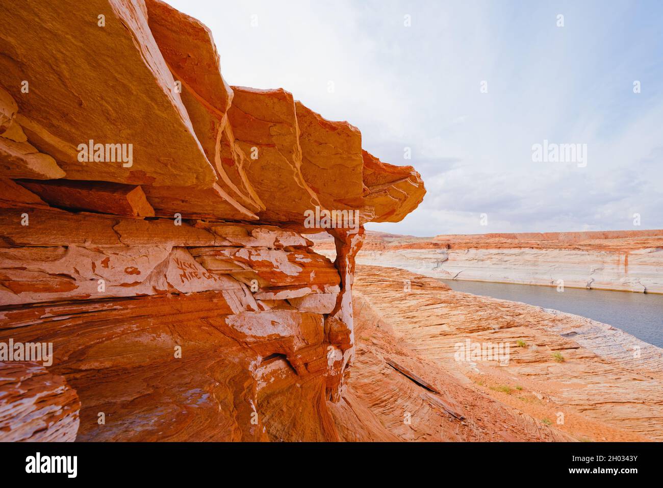 Bluffs, scogliere, formazione di rocce rosse presso l'area ricreativa nazionale di Glen Canyon, Page, Arizona Foto Stock
