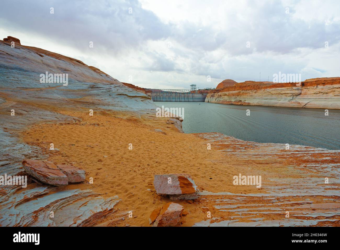 Vista della diga di Glen Canyon dalla spiaggia a Chains Trail, cielo nuvoloso sfondo Foto Stock