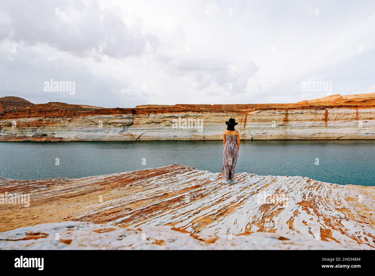 Donna sulla spiaggia. Escursioni intorno alla montagna sul ondulato slickrock. Le catene, pagina, Arizona Foto Stock