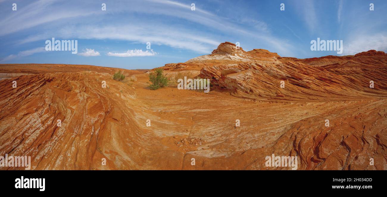 Pietre di sabbia ondulate rosse, scogliere e scogliere presso la Glen Canyon National Recreation Area, Page, Arizona. Vista panoramica Foto Stock