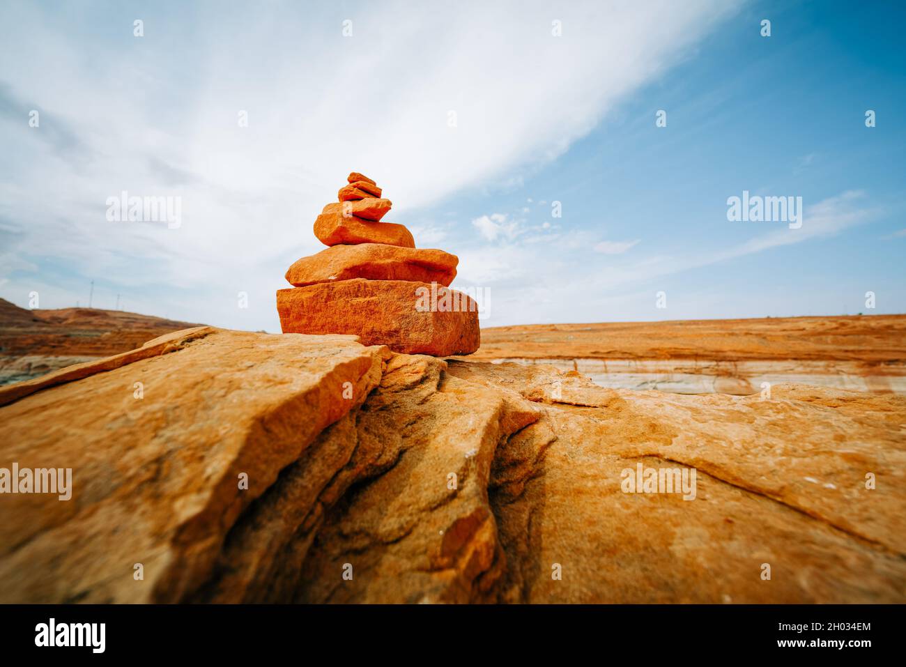 Rocce rosse equilibrio di pietra sulla spiaggia vicino al lago Powell, bello sfondo cielo nuvoloso con spazio per il testo Foto Stock