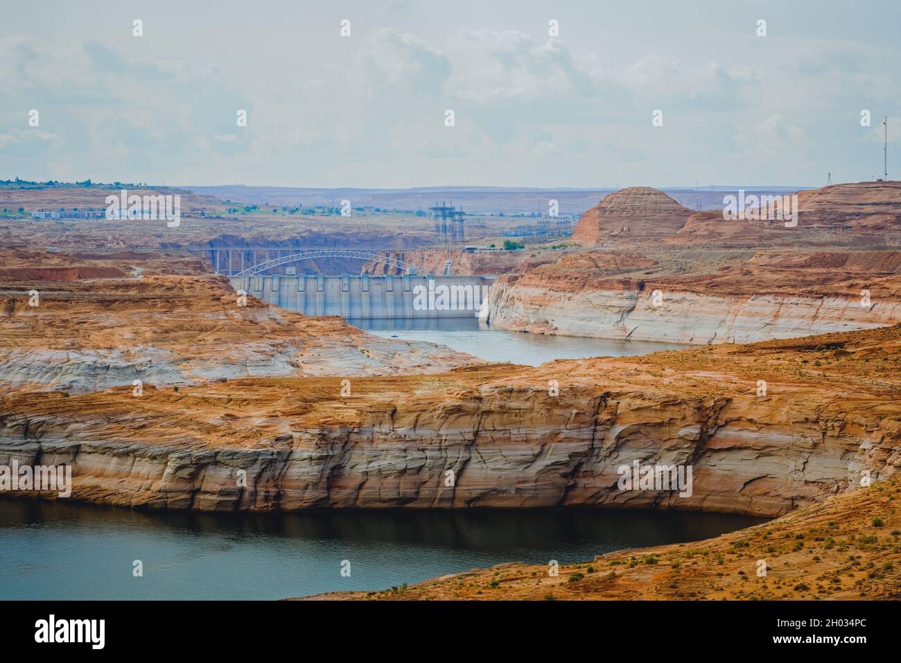 Il lago Powell si affaccia e la diga di Glen Canyon all'orizzonte, nello Utah meridionale Foto Stock