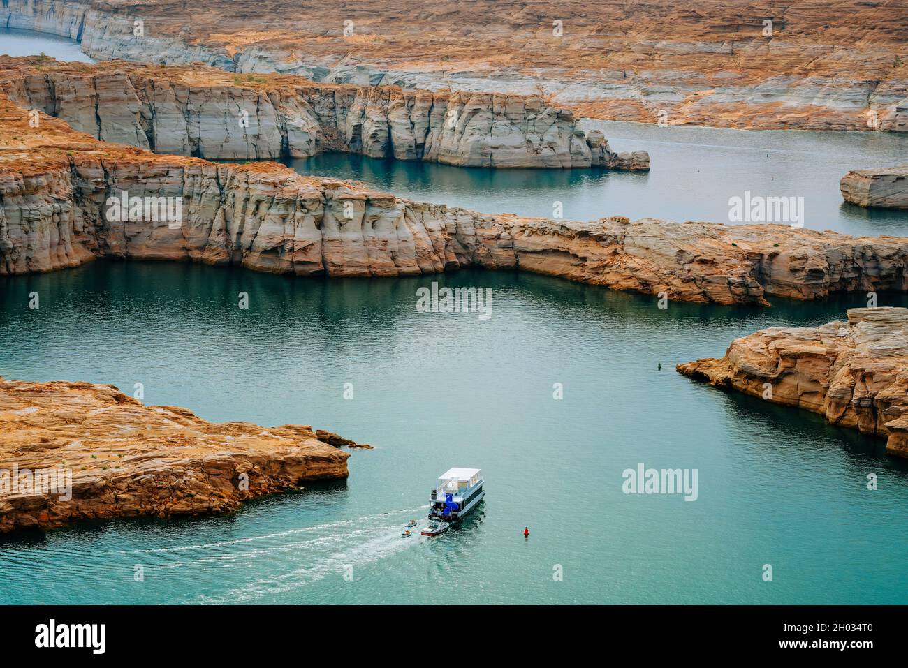 Houseboat sul lago Powell nello Utah, lungo e bellissimo litorale sullo sfondo Foto Stock