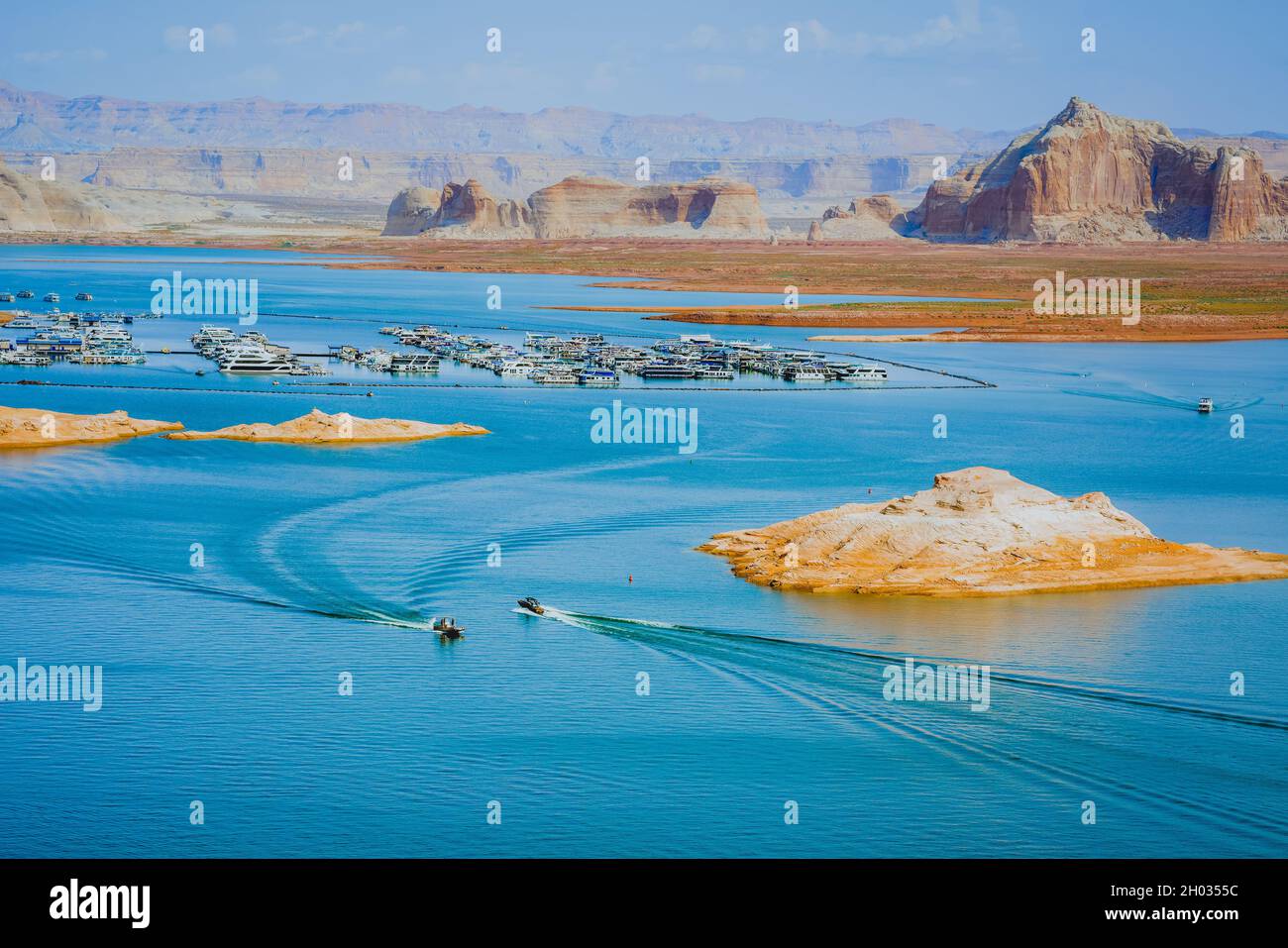 Vista sul lago Powell. Barche, acque blu e rocce rosse, Utah meridionale Foto Stock