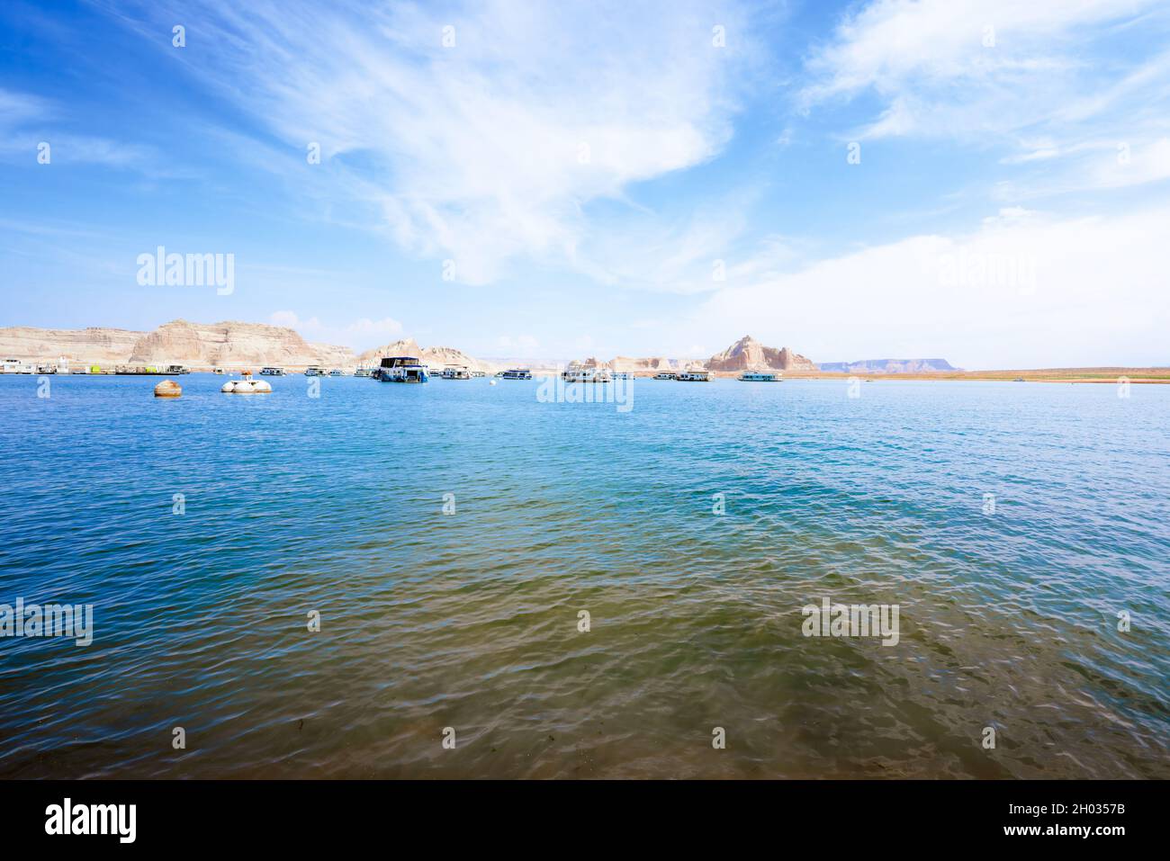 Lago Powell, Utah meridionale. Giorno di sole, acqua pulita, e bellissimo cielo sfondo Foto Stock