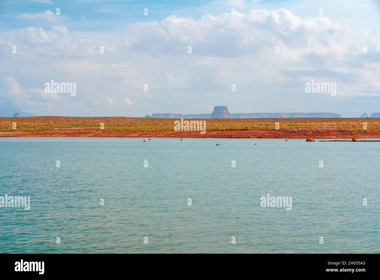 Lago Powell, Utah meridionale. Giorno di sole, acqua pulita, e bellissimo cielo sfondo Foto Stock