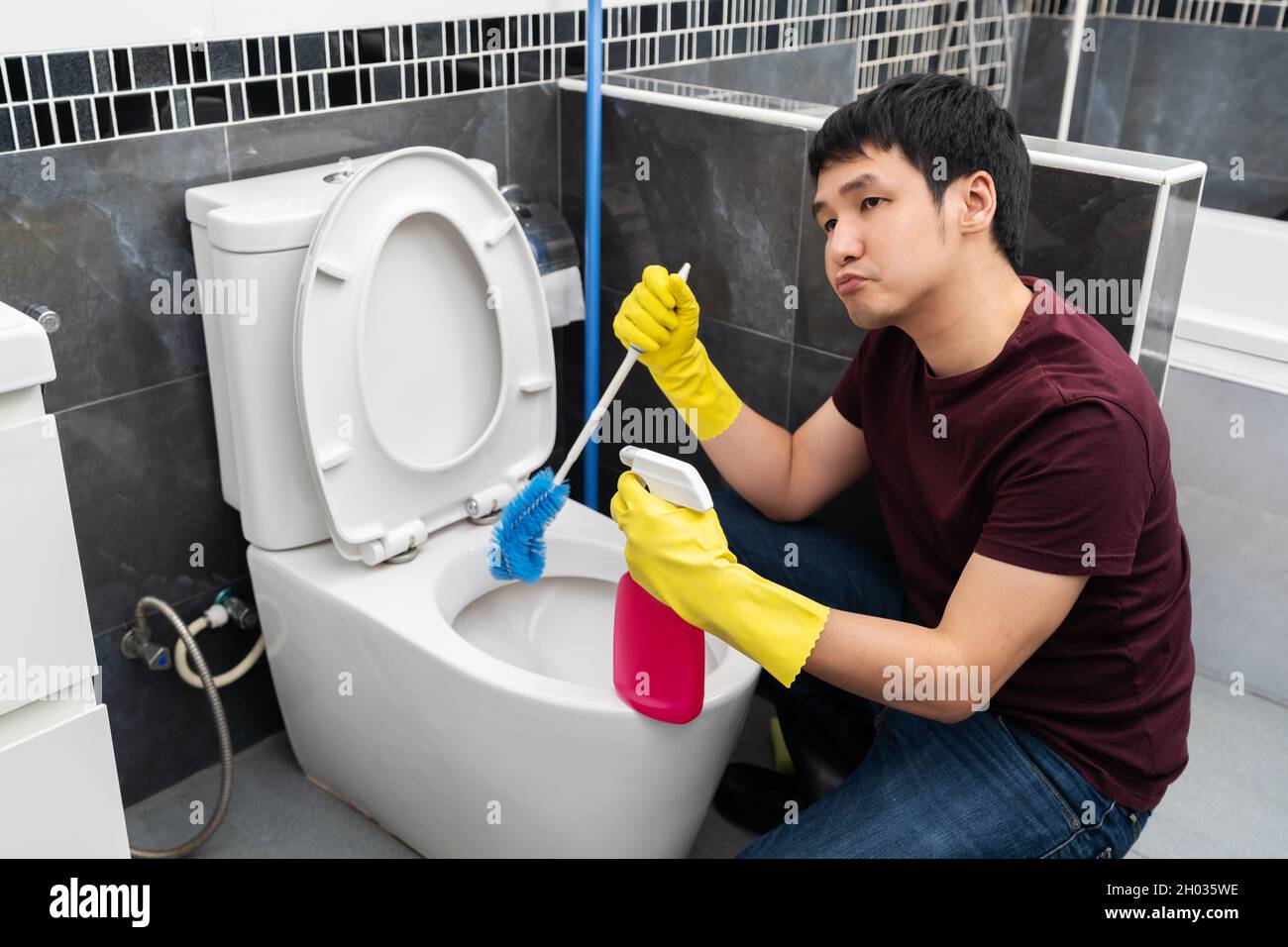 Uomo Facendo Lavori Di Casa Pulizia Del Bagno Wc - Fotografie