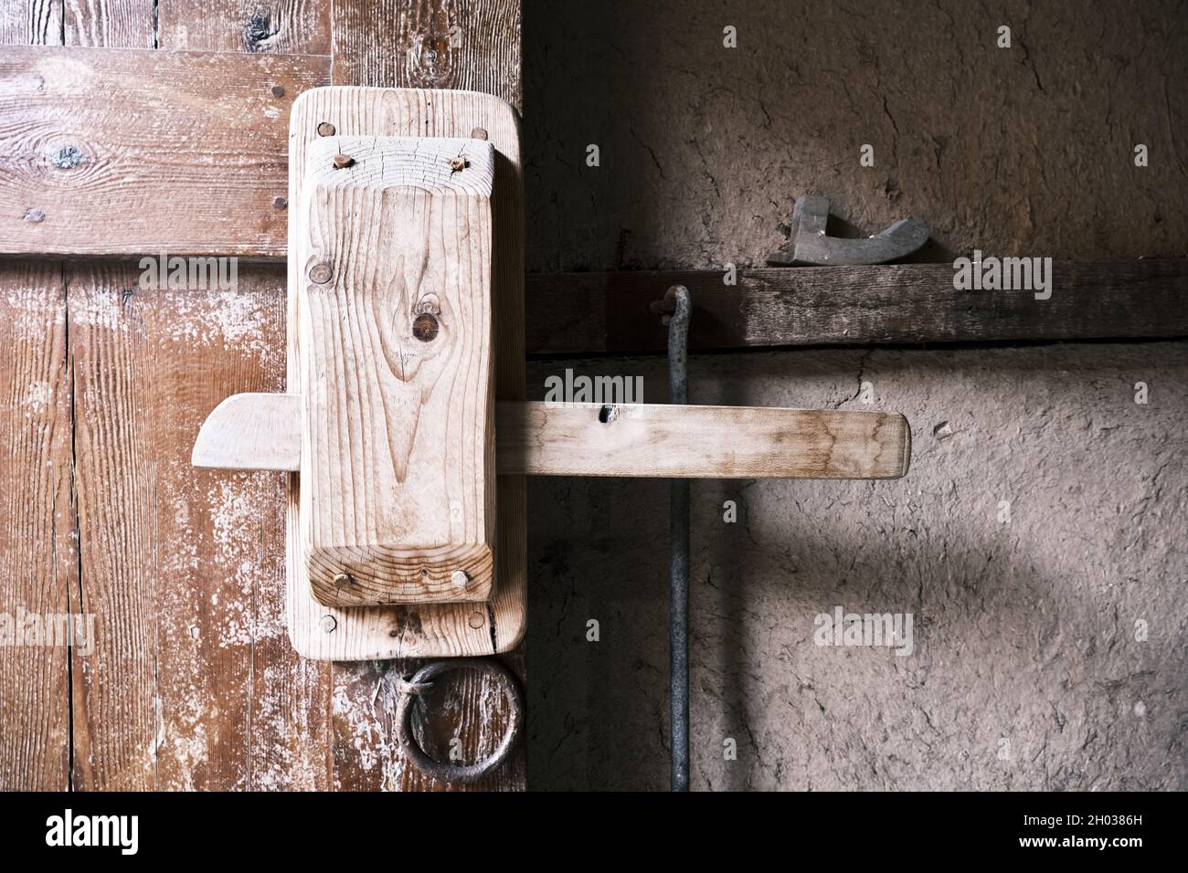 Foto Stock antica porta di legno con chiavistello, serratura ferro