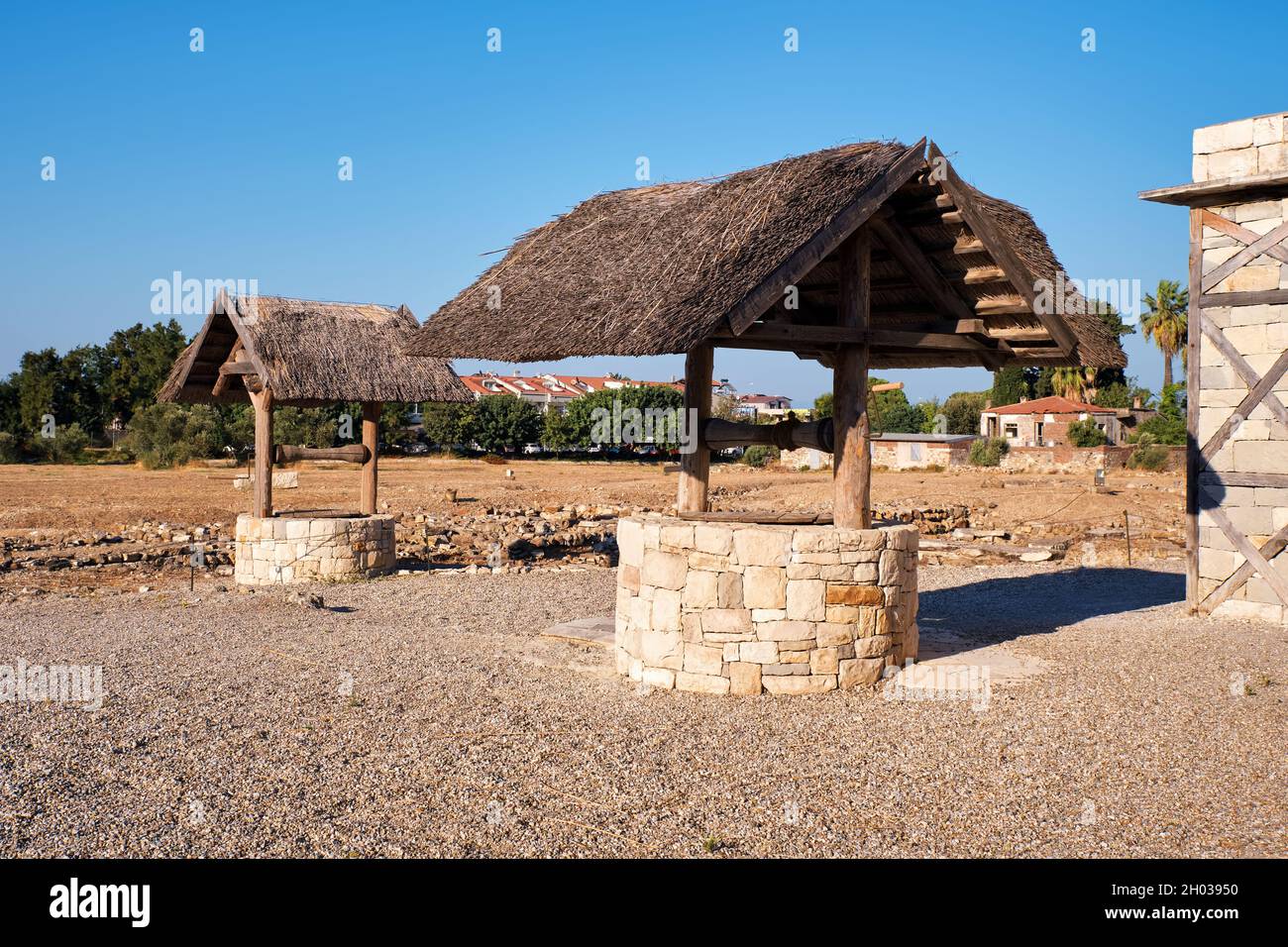 Urla, Izmir, Turchia - Settembre, 2021: Pozzo d'acqua antico a Klazomenai, insediamento greco ionico a Urla, Izmir, Turchia. Foto Stock