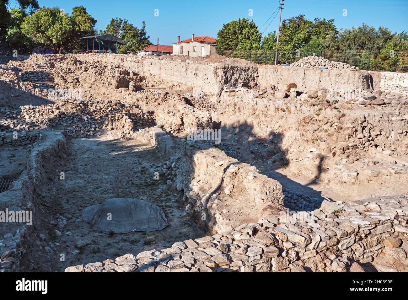 Urla, Turchia - Settembre, 2021: Sito archeologico di scavo dell'antica città preistorica dell'età del bronzo Liman Tepe o Limantepe a Urla, Izmir, Turco Foto Stock