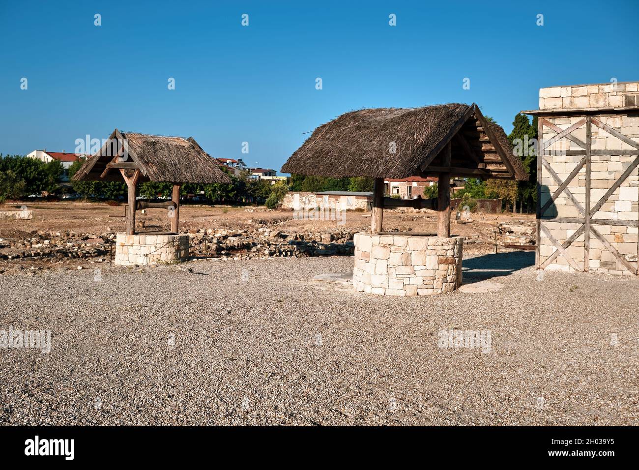 Urla, Izmir, Turchia - Settembre, 2021: Pozzo d'acqua antico a Klazomenai, insediamento greco ionico a Urla, Izmir, Turchia. Foto Stock