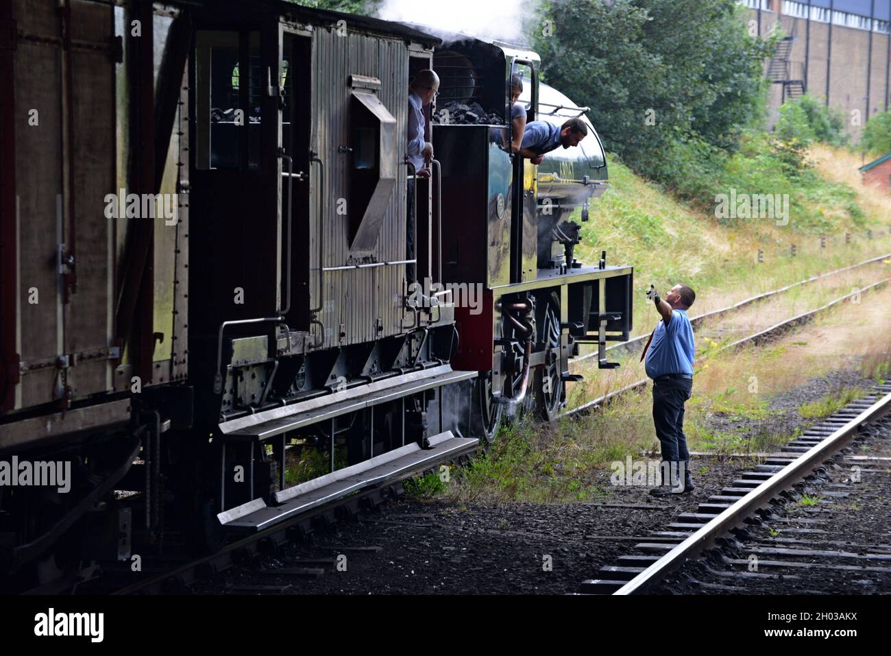 Il conducente di un treno locale riceve le istruzioni alla stazione di Loughborough presso la Great Central Railway, agosto 2021 Foto Stock