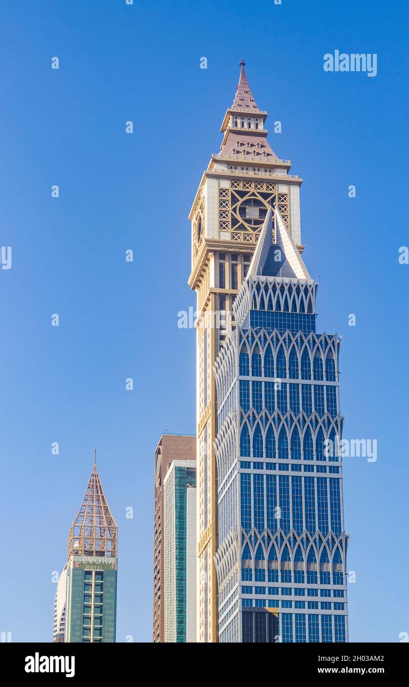 Dubai, Emirati Arabi Uniti - 10.04.2021 edifici moderni e famosi punti di riferimento lungo Sheikh Zayed Road Foto Stock Dubai, Emirati Arabi Uniti - 10.04.2021 edifici moderni e famosi punti di riferimento lungo Sheikh Zayed Road Foto Stock
