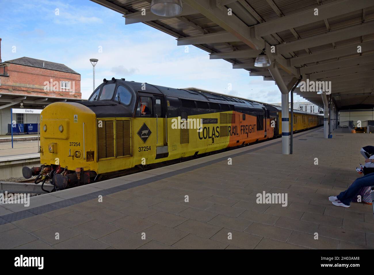 Una locomotiva diesel Colas Railnight Classe 37 che trasporta un treno di prova e misura Network Rail alla stazione di Derby, Agosto 2021 Foto Stock