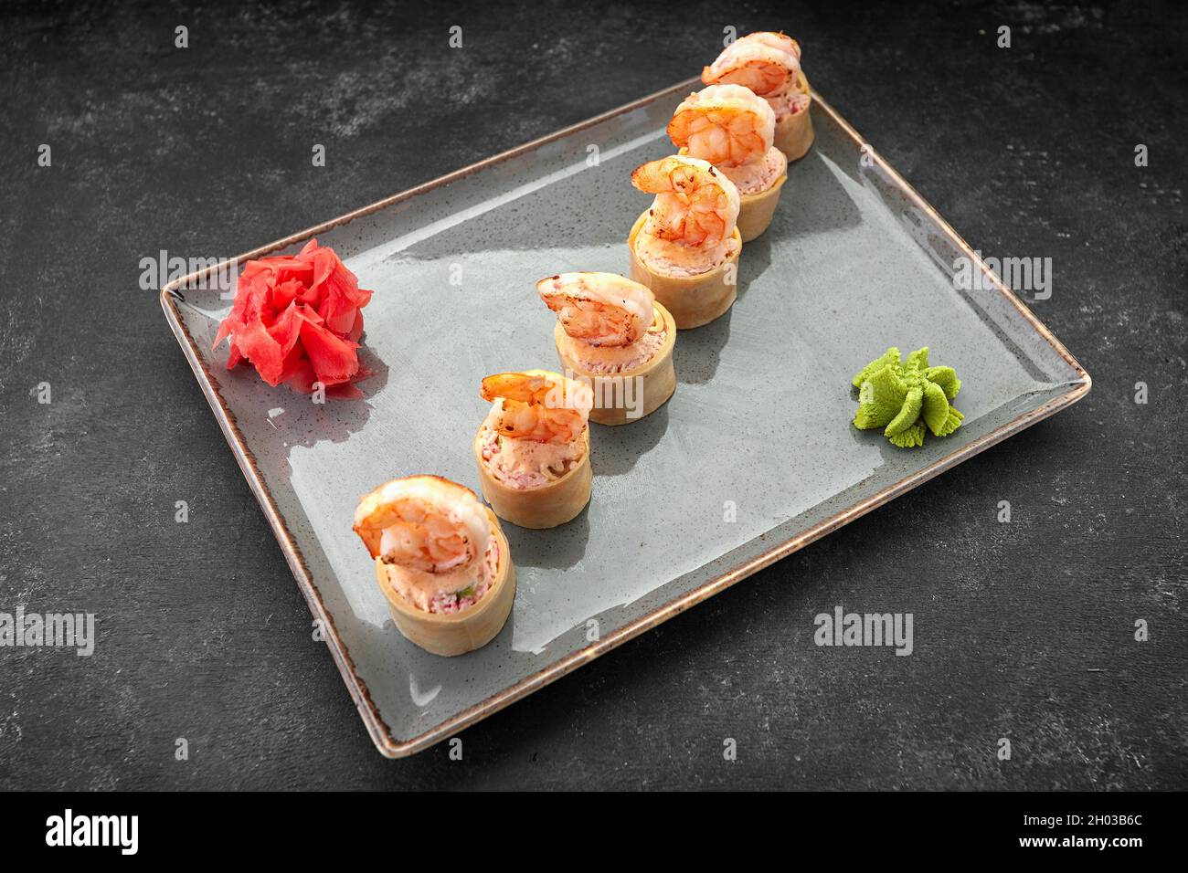 Sushi rotolini con omelette, gamberetti e bastoncini di granchio Foto Stock