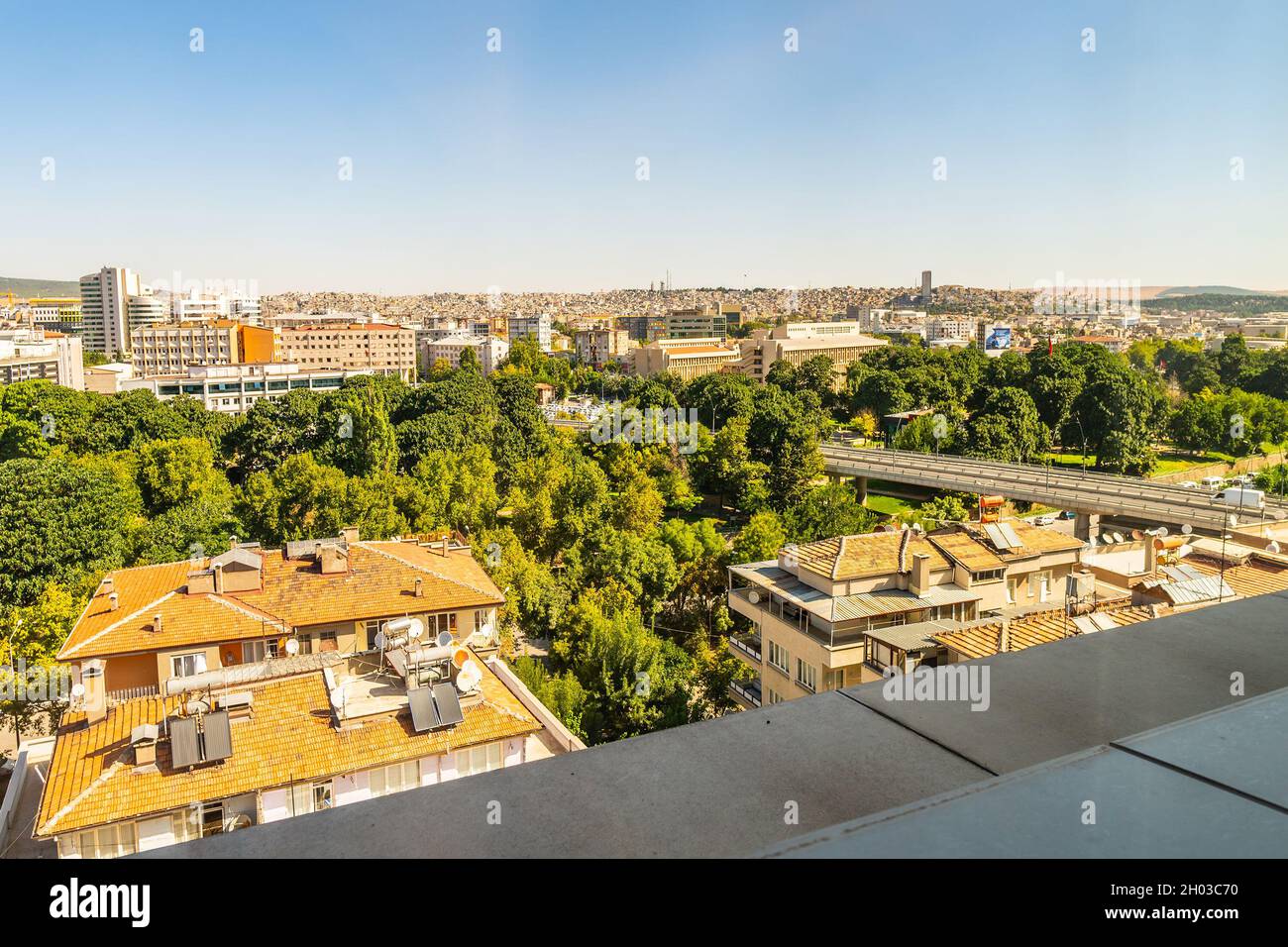 Gaziantep panorami mozzafiato e pittoreschi della città in un giorno di cielo blu in estate Foto Stock