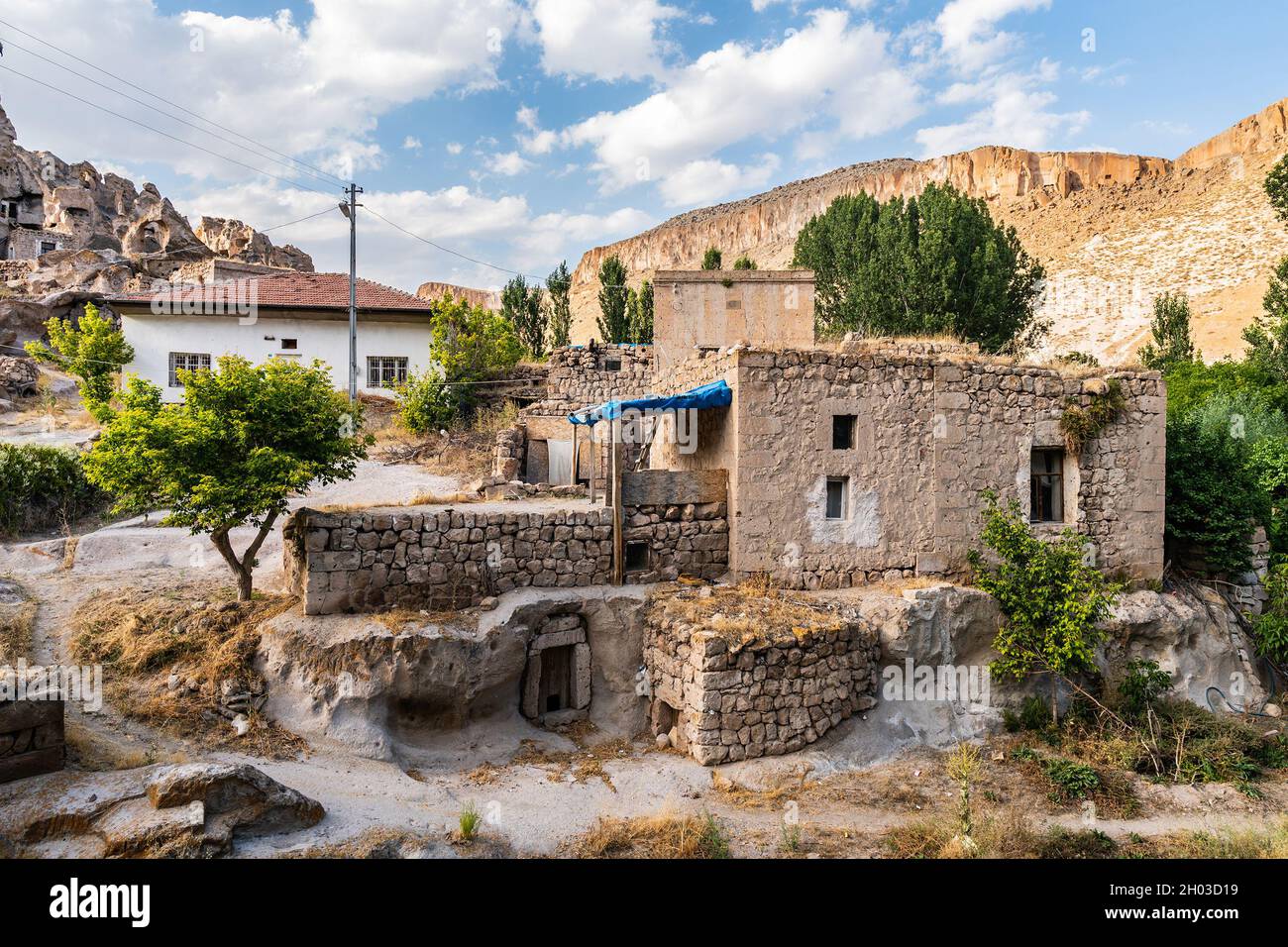 La Valle di Soganli offre una vista mozzafiato e pittoresca delle Case del Villaggio in un giorno di cielo blu in estate Foto Stock