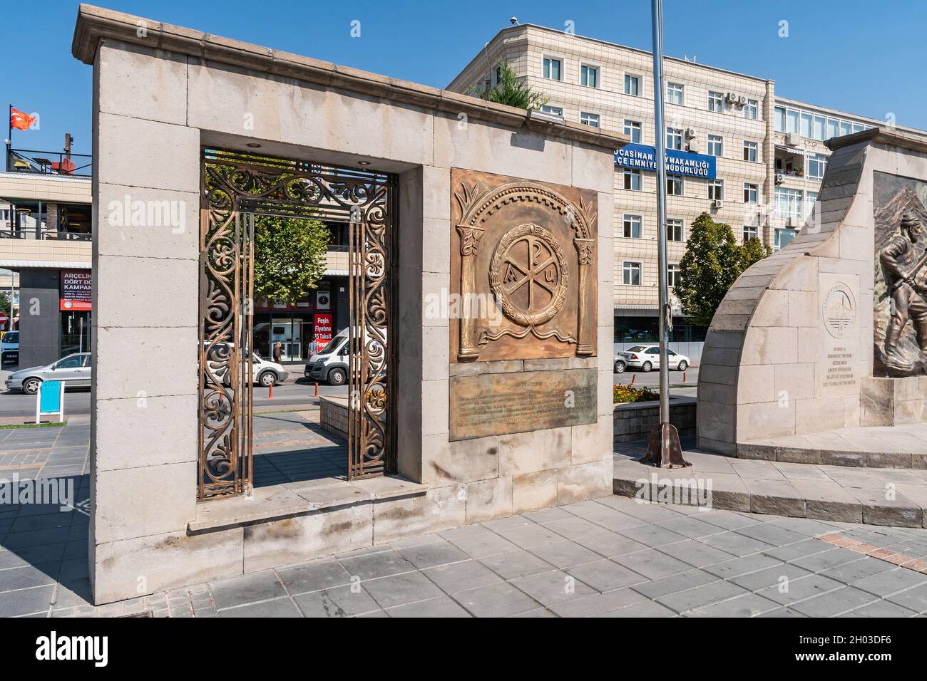Kayseri Republic Square Ataturk Monument Vista pittoresca mozzafiato in un giorno del cielo blu in estate Foto Stock