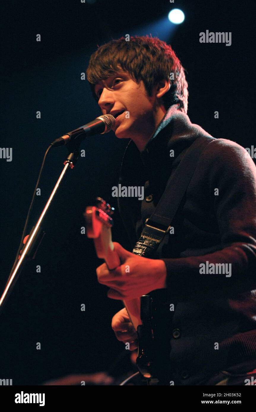 Milano Italia 2007-03-18 : concerto dal vivo della band Arctic Monkeys al Rolling Stones , cantante e chitarrista Alex Turner Foto Stock
