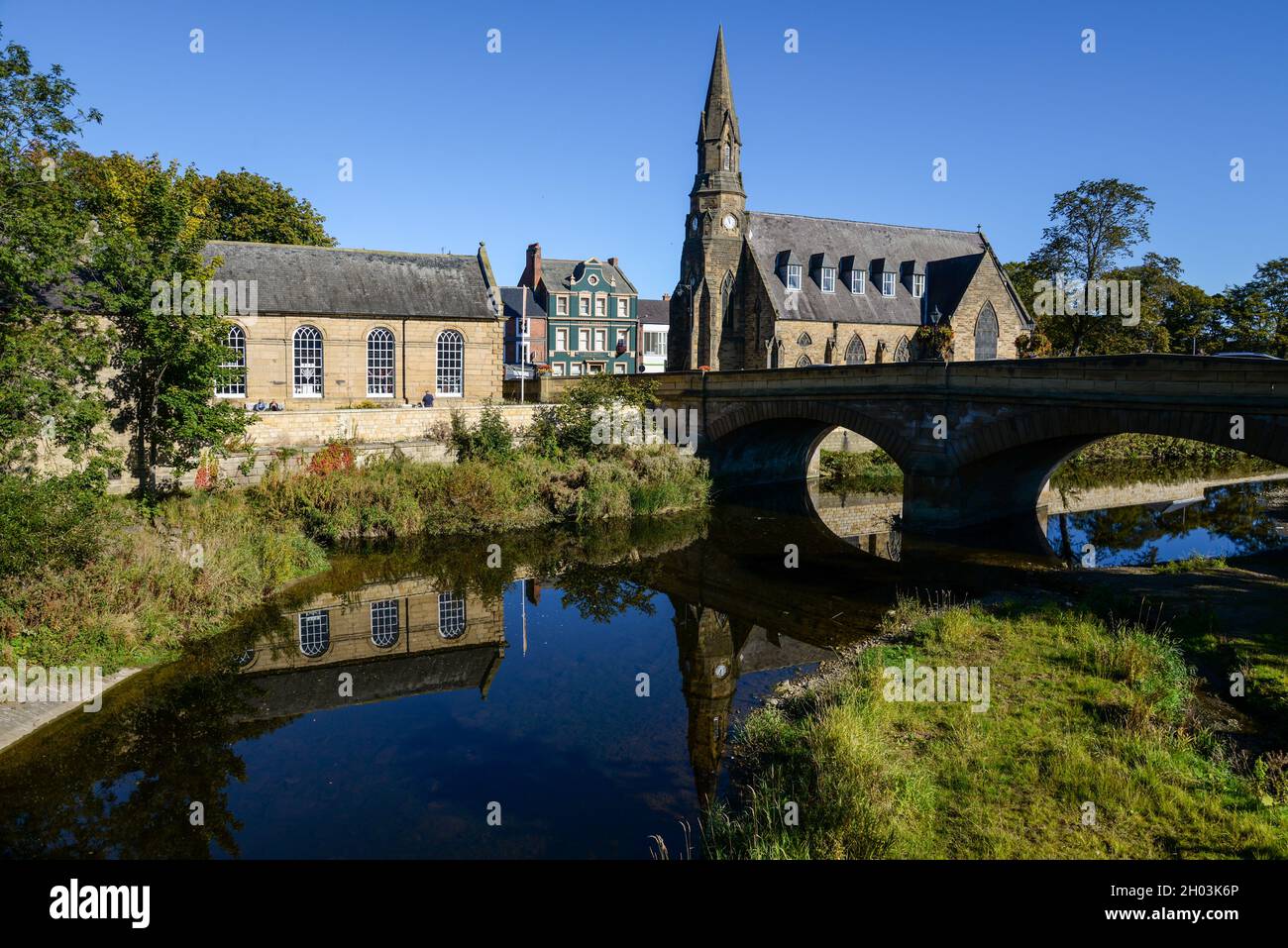 Il 13 ° secolo Morpeth Chantry e St George's URC Chiesa sul fiume Wansbeck, Northumberland, Inghilterra, Regno Unito Foto Stock