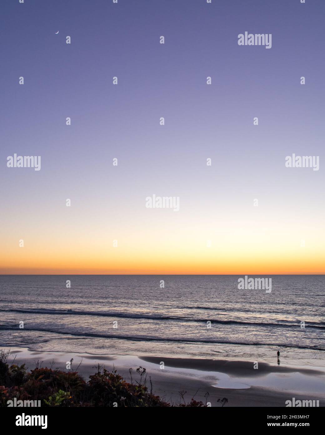 Del Mar, California, Stati Uniti d'America - famosa spiaggia per il surf perfetto vicino a San Diego. Paesaggio del tramonto preso dalla scogliera di mare. Foto Stock