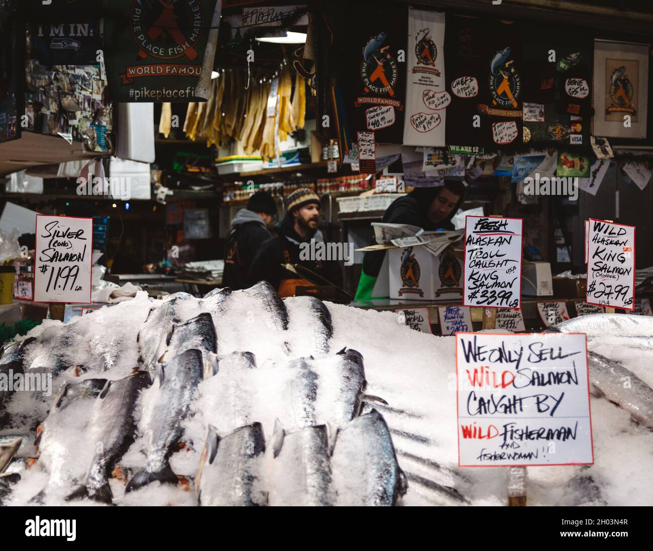 Seattle, Washington, Stati Uniti d'America - Salmoni freschi esposti al mercato del pesce di Pike Place. Famosa per la tradizione dei pescatori che lanciano pesce. Foto Stock
