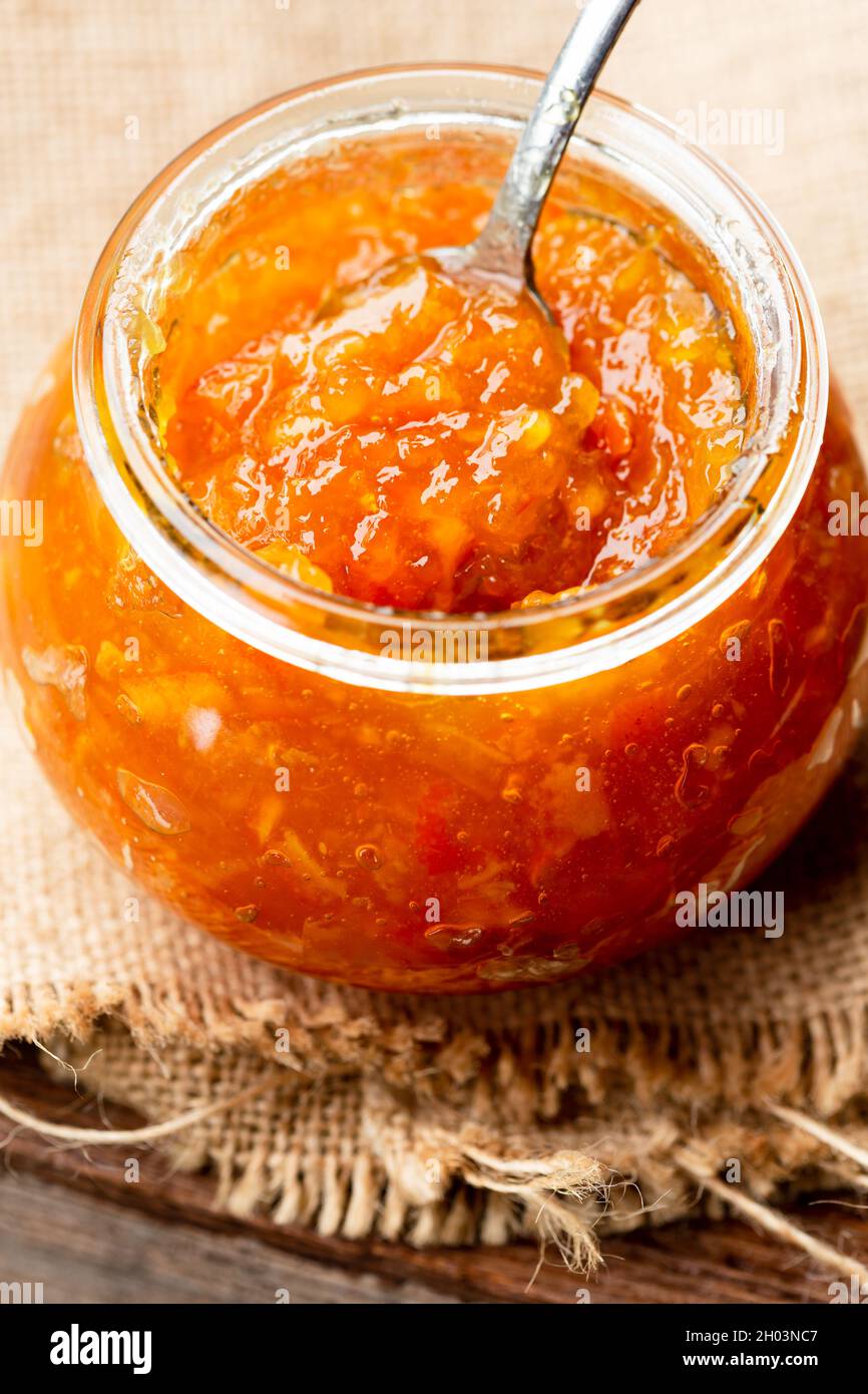 marmellata d'arancia in un vaso di vetro Foto Stock