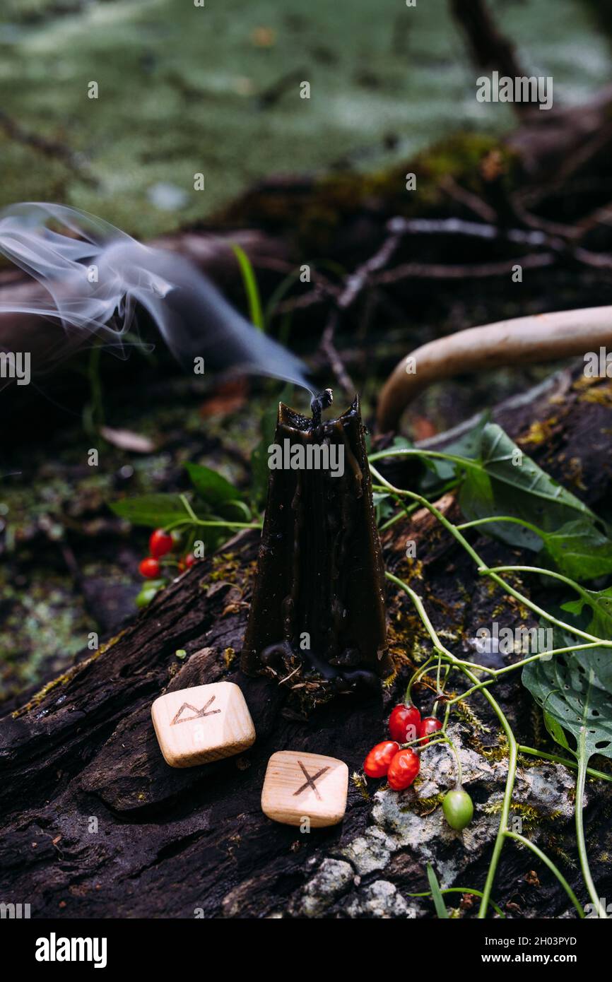 Concetto occulto, esoterico, divinazione e wicca. Halloween sfondo vintage Foto Stock