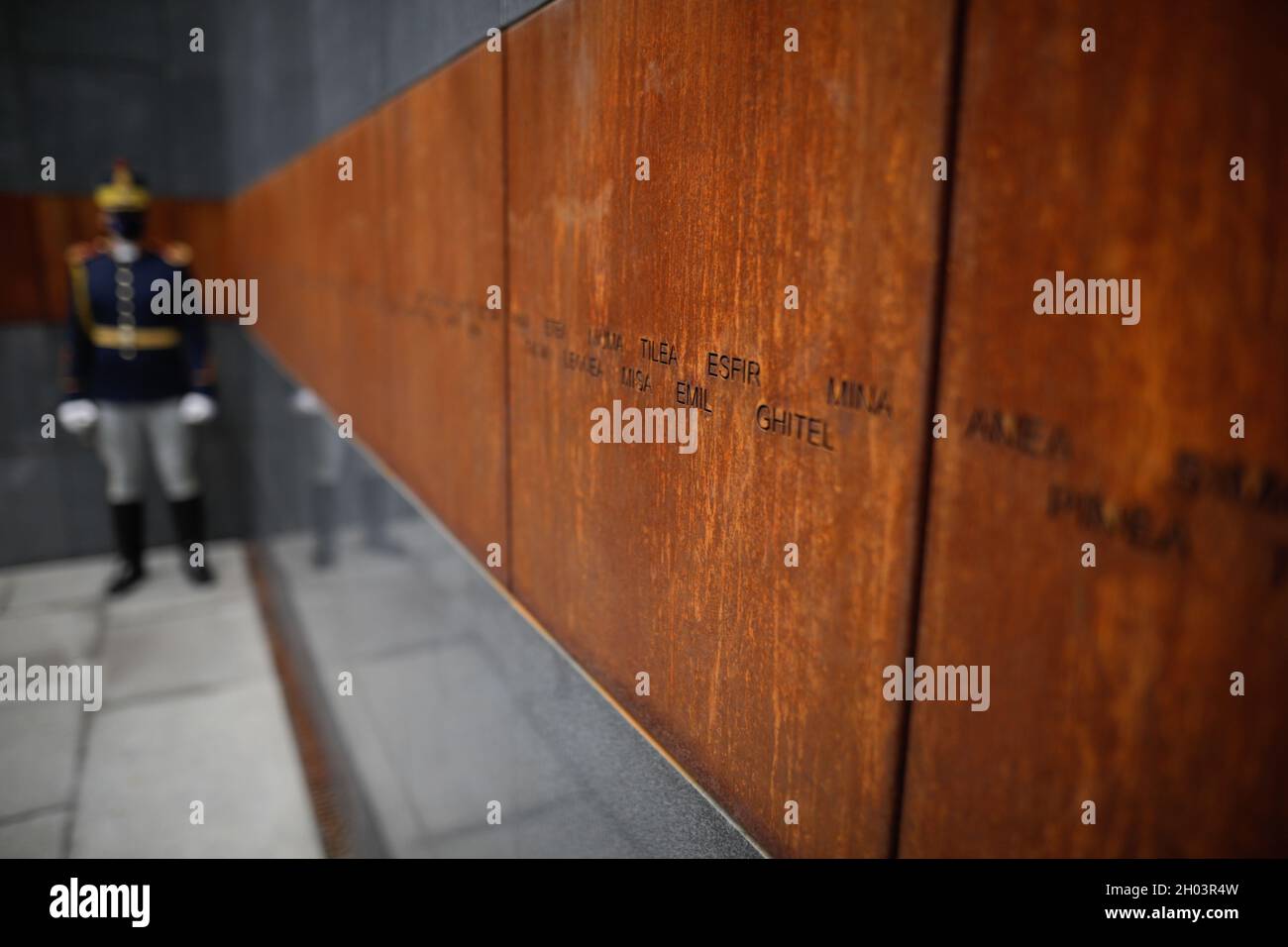 Bucarest, Romania - 11 ottobre 2021:immagine di profondità di campo poco profonda (fuoco selettivo) con le vittime dell'Olocausto all'interno del Memoriale dell'Olocausto rumeno. Foto Stock