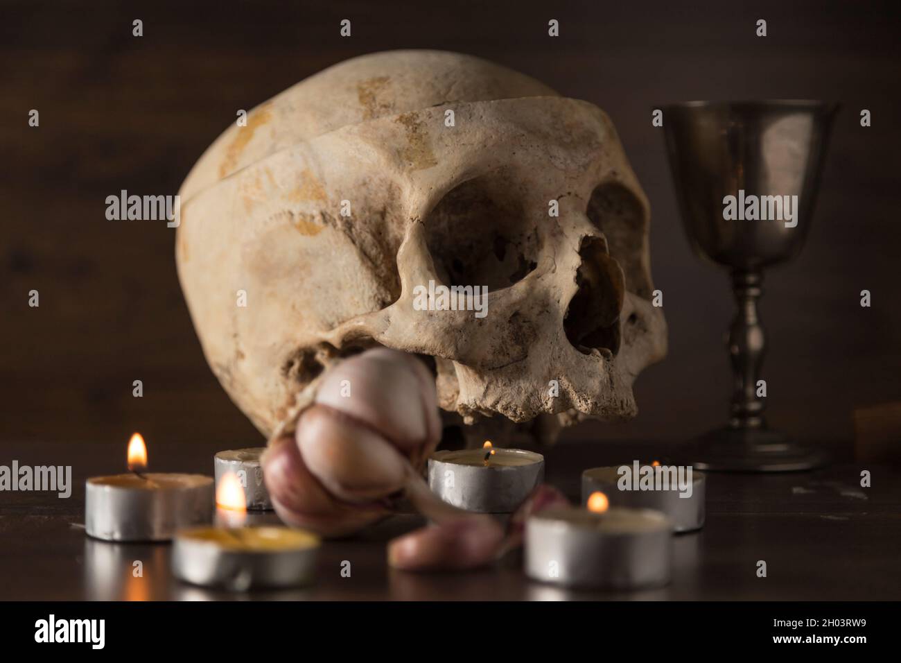 halloween, tutta la notte, simboli scena horror, zucca, cranio, calice, candele Foto Stock