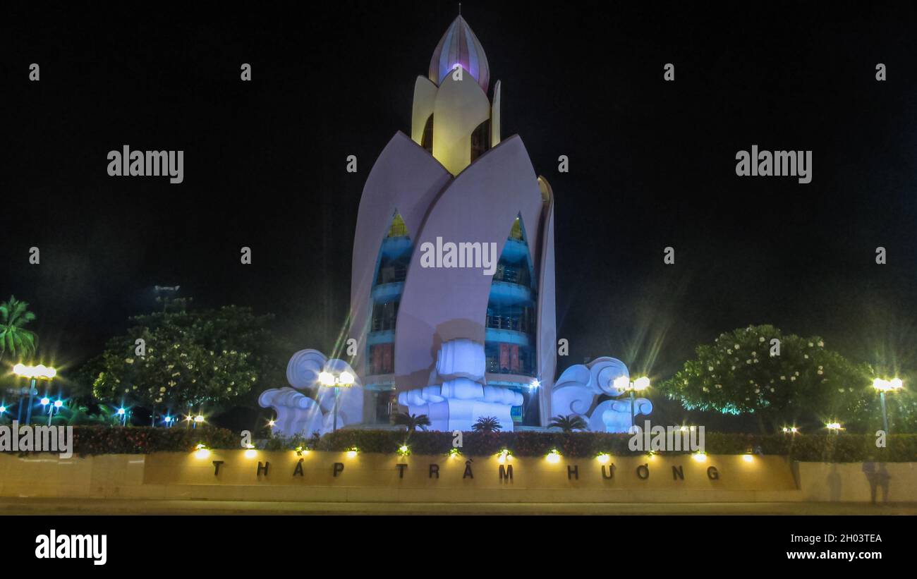 Nha Trang City, Vietnam - 17 aprile 2017: Scena notturna della Torre del loto o del Tram Thap Huong nel centro di Nha Trang City Foto Stock