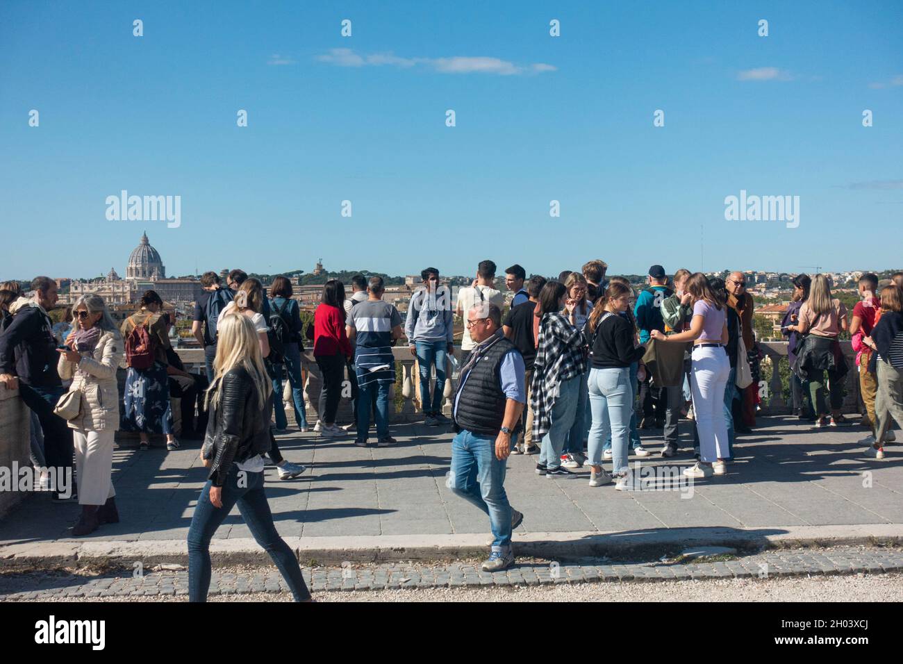 Roma, Italia - Ottobre 2021: I turisti a Pincio terrazza vista città Foto Stock