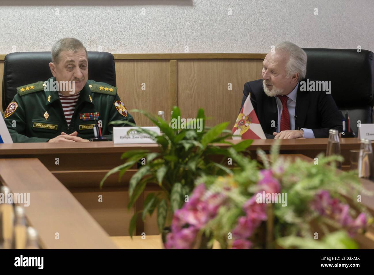 21 febbraio 2019, Mosca, Russia: Comandante del distretto centrale della Guardia russa, generale Igor Golloyev (sinistra), E il rappresentante ufficiale di Roggvardia Valery Gribakin (a destra) parlano con i giornalisti in un incontro nel Distretto Centrale della Guardia Nazionale. Ogni anno, alla vigilia del Difensore della Giornata della Patria, l'Unione dei giornalisti di Mosca detiene il tradizionale ''Battle Alert for Journalists''. Nel 2019, l'incontro si è svolto in un formato diverso. Il colonnello generale Igor Golloyev, comandante del distretto centrale della Guardia Nazionale della Federazione Russa, ha ricevuto il viaggio Foto Stock