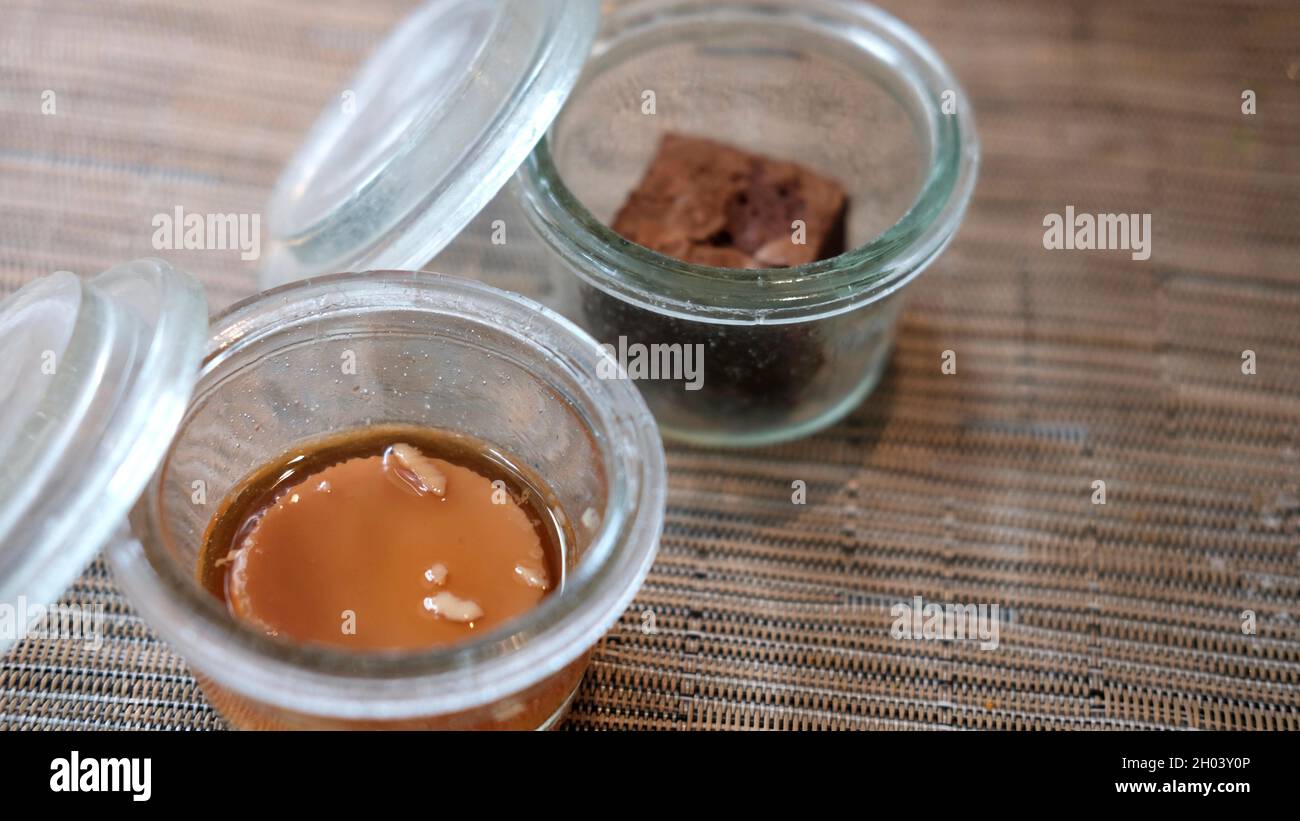 Ristorante di alta classe Sugar Fix Confection Bite Size deserti in un vaso di vetro Foto Stock