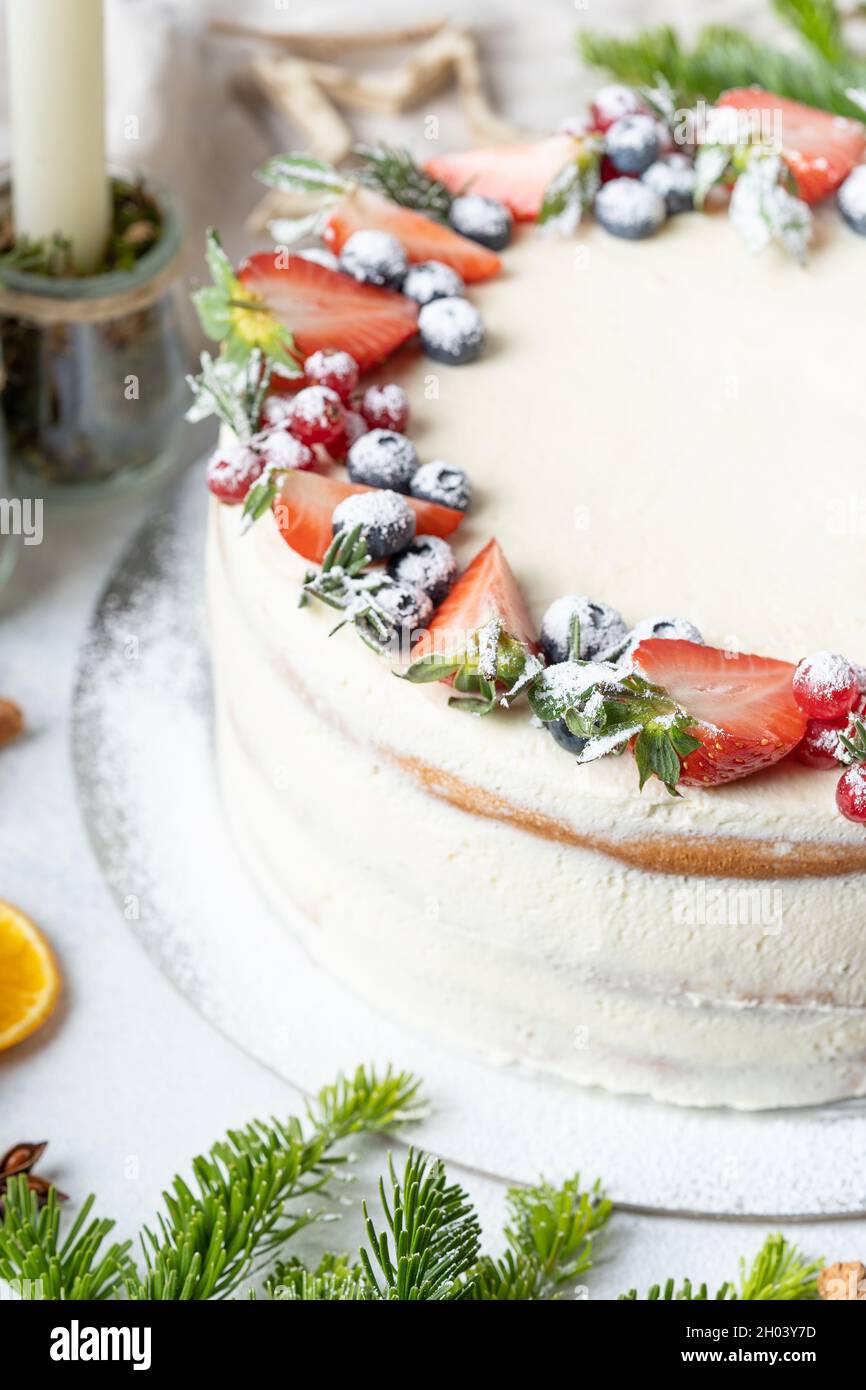 Bellissima torta di frutta ripresa dall'alto con candele accese attorno.  Stock-Foto