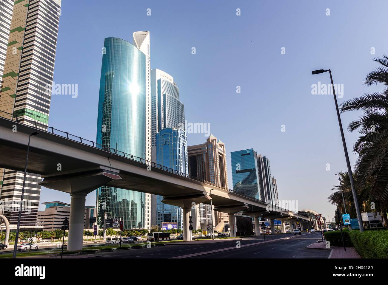 Dubai, Emirati Arabi Uniti - 10.04.2021 edifici moderni e famosi punti di riferimento lungo Sheikh Zayed Road Foto Stock Dubai, Emirati Arabi Uniti - 10.04.2021 edifici moderni e famosi punti di riferimento lungo Sheikh Zayed Road Foto Stock