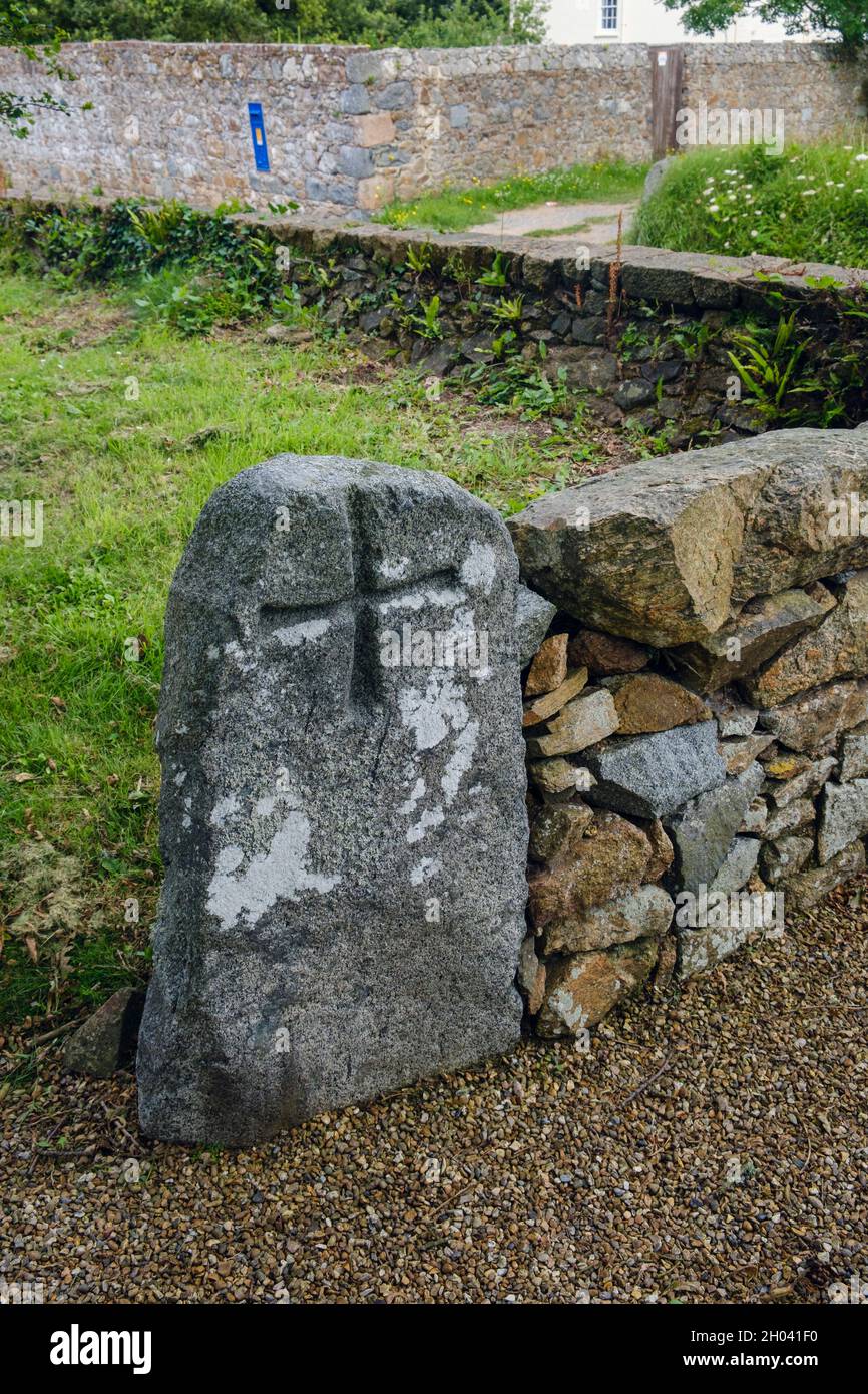 menhir preistorico incorporato nel muro della chiesa presso la Chiesa di San Salvatore, San Salvatore, Guernsey, Isole del canale Foto Stock