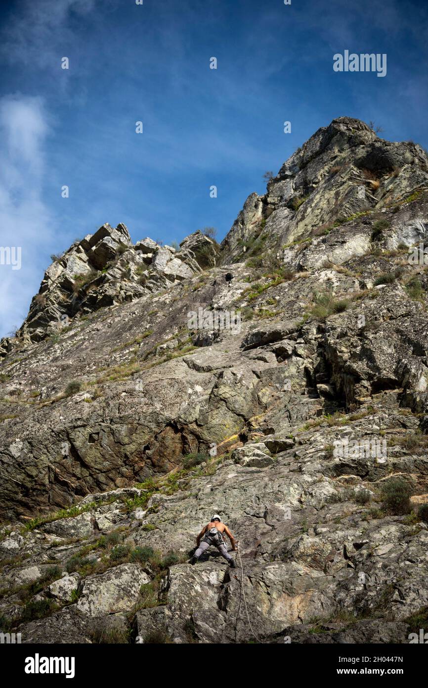 Uomo arrampicata roccia a Fragas de São Simão, Portogallo, Europa Foto Stock