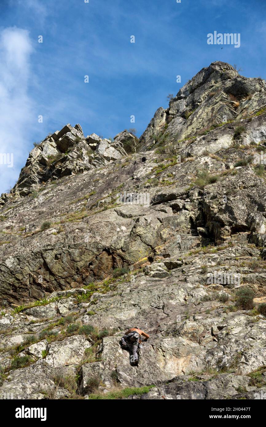 Uomo arrampicata roccia a Fragas de São Simão, Portogallo, Europa Foto Stock