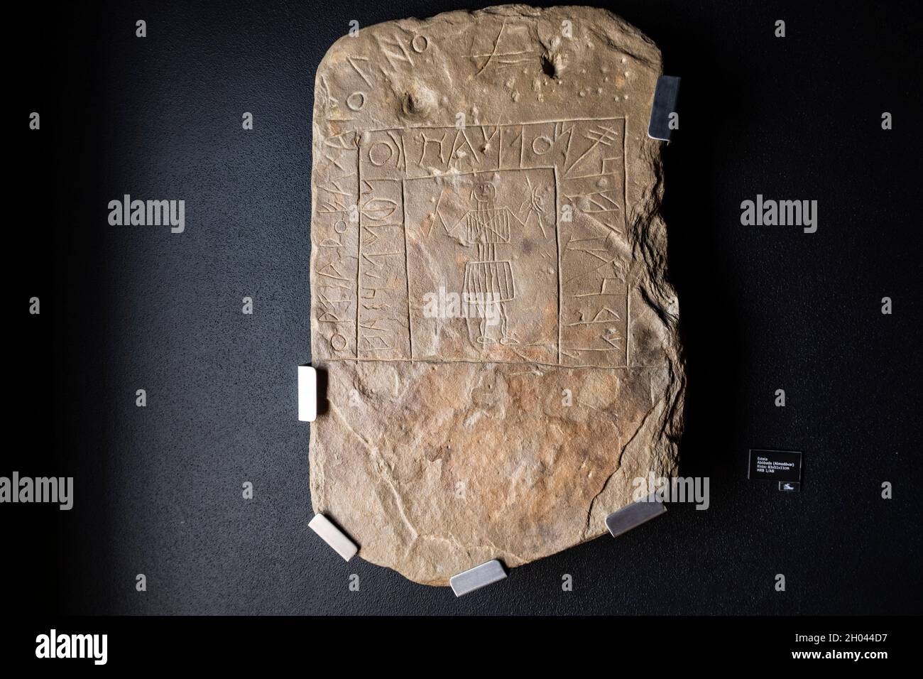 Tavolette di pietra con antichi scritti di scrittura sudoccidentale al Museu da Escrita do Sudoeste Museum di Almodóvar, distretto di Beja, Portogallo, Europa Foto Stock