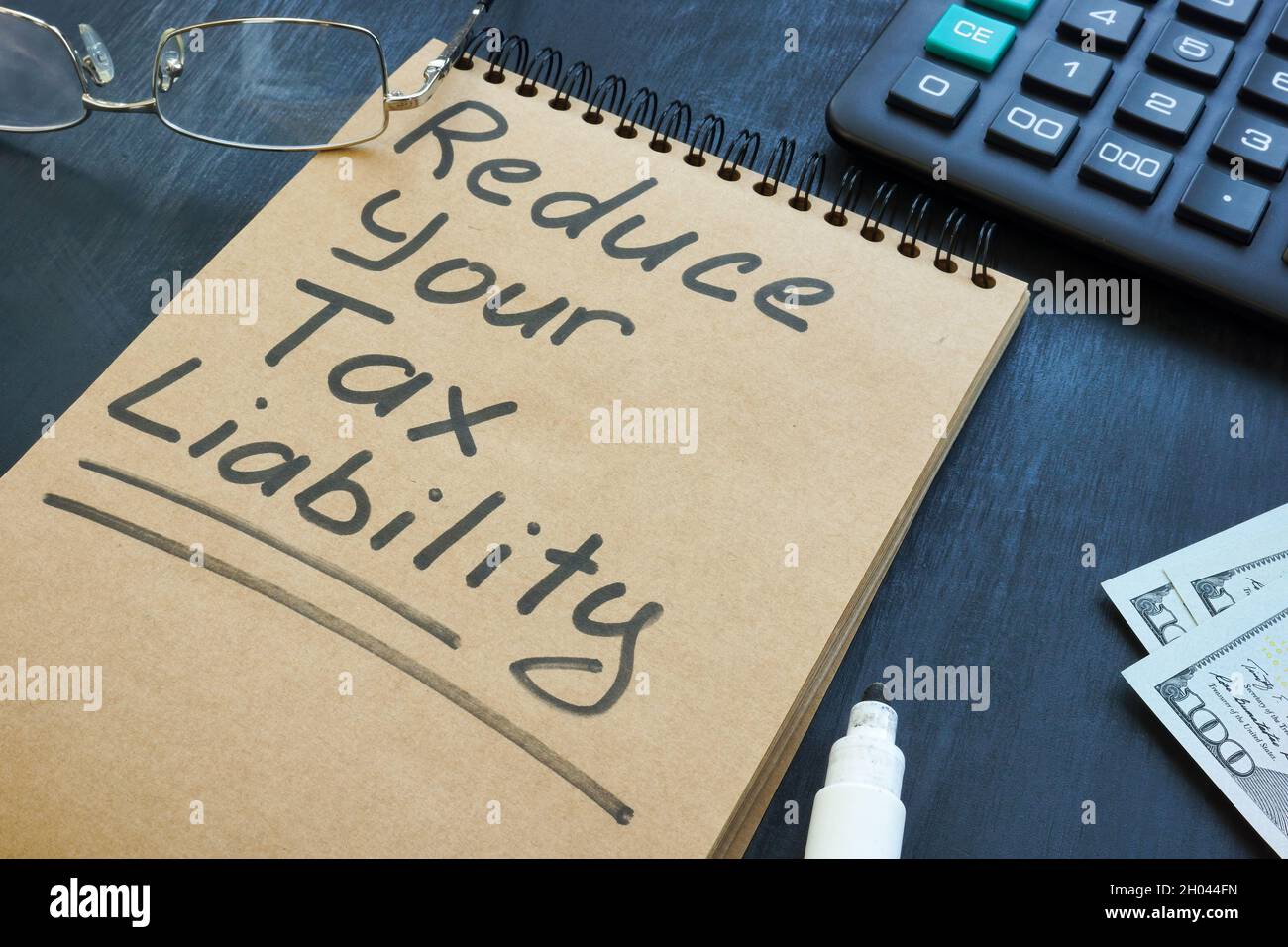 Ridurre la nota sulla responsabilità fiscale sulla pagina. Foto Stock