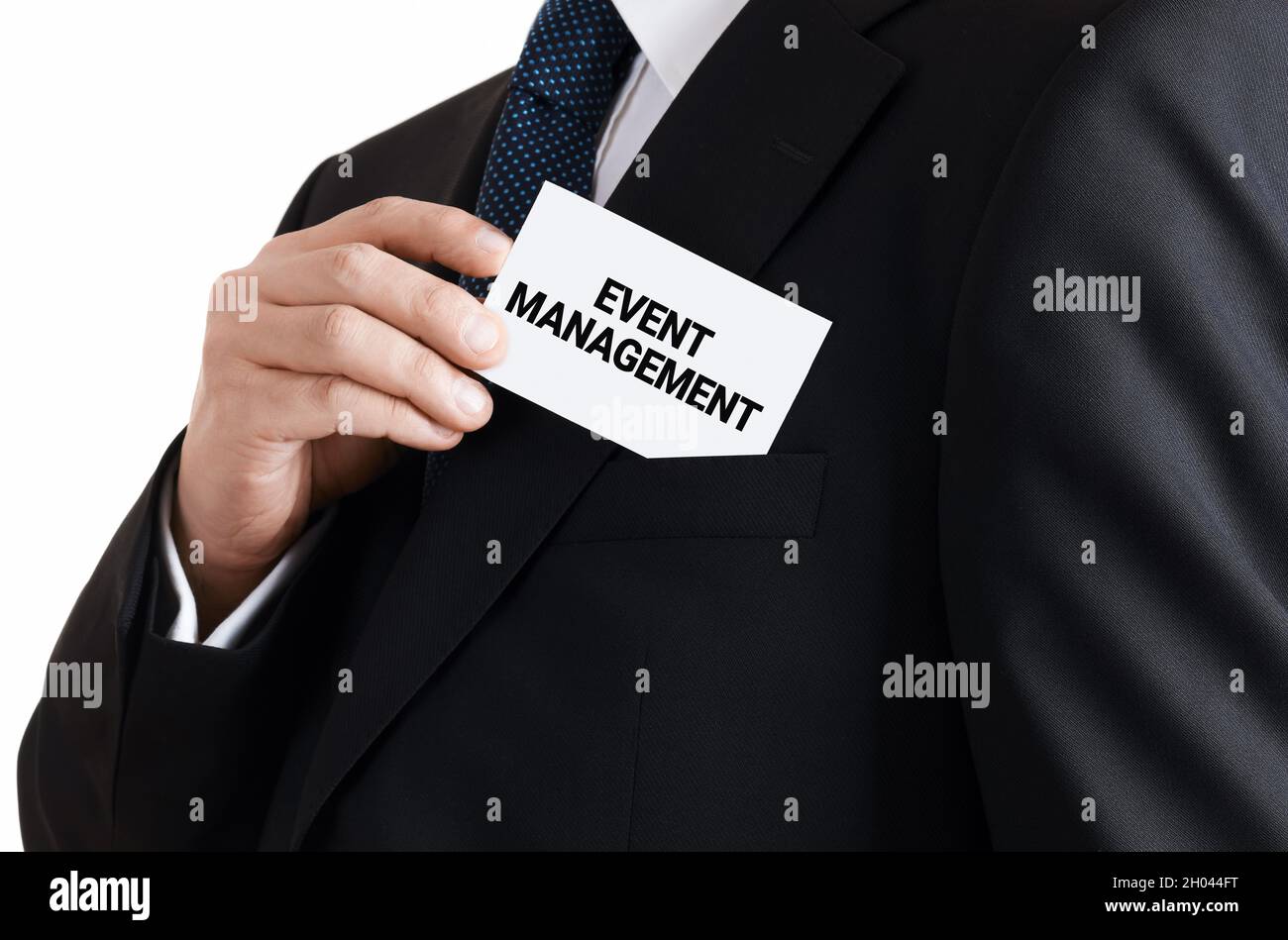 Businessman toglie un biglietto da visita dalla sua tasca con la gestione degli eventi del messaggio. Foto Stock