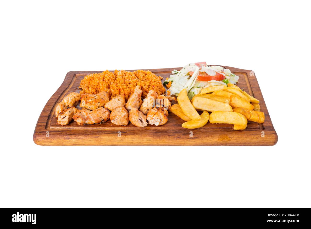 Spiedino di pollo turco. Con verdure, patatine fritte, bulgur in un piatto di legno su sfondo bianco. Tavuk sis, Tavuk kebap Foto Stock